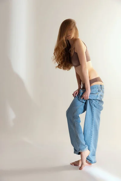 Çamaşırlı Ince Güzel Bir Kadının Portresi Büyük Beden Kot Pantolon — Stok fotoğraf
