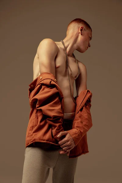 英俊的红头发年轻男子的画像 在棕色的工作室背景上显得孤立无援 肌肉孢子体美 身体美学 男性健康 健身的概念 — 图库照片