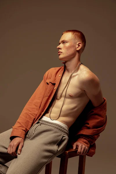 Retrato Joven Elegante Hombre Pelo Rojo Sentado Silla Posando Camisa —  Fotos de Stock