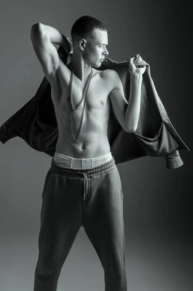 形象的时髦肌肉年轻男子摆姿势 把衬衫披在肩上 黑白摄影 男性时尚 身体艺术 身体美学 男人健康的概念 — 图库照片