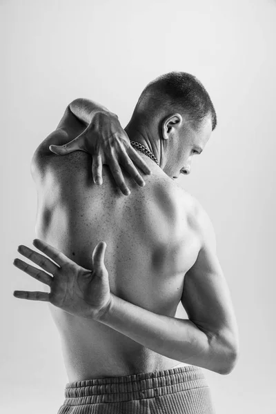 一个年轻英俊男子的画像 他装扮成赤身裸体 黑白摄影 有纹理的体形 肌肉发达的男性背部 身体艺术 身体美学 男人健康的概念 — 图库照片