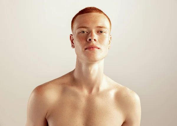Portret Młodego Rudowłosego Mężczyzny Pozującego Bez Koszulki Szarym Tle Studia — Zdjęcie stockowe