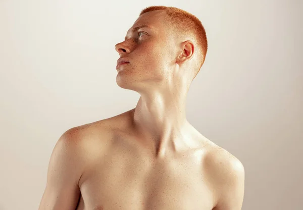Portret Van Een Jonge Roodharige Man Die Shirtloos Poseert Wegkijkend — Stockfoto