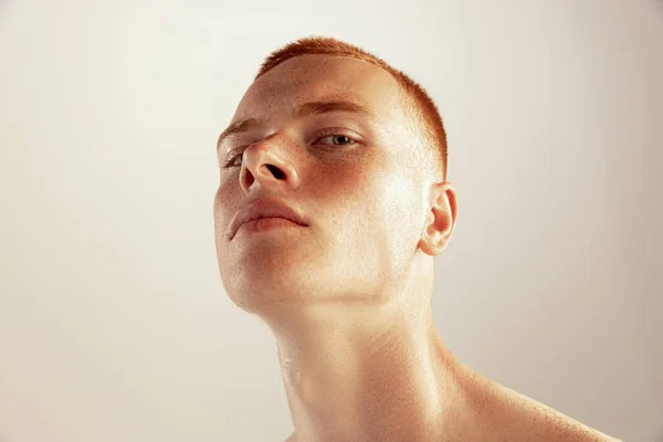 Portret Młodego Rudego Piegowłosego Mężczyzny Pozującego Szarym Tle Studia Pojęcie — Zdjęcie stockowe