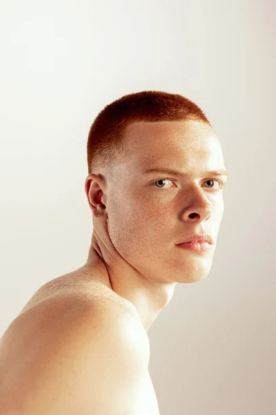 Portret Młodego Rudowłosego Mężczyzny Piegowatą Twarzą Poważnie Patrzącego Kamerę Odizolowaną — Zdjęcie stockowe