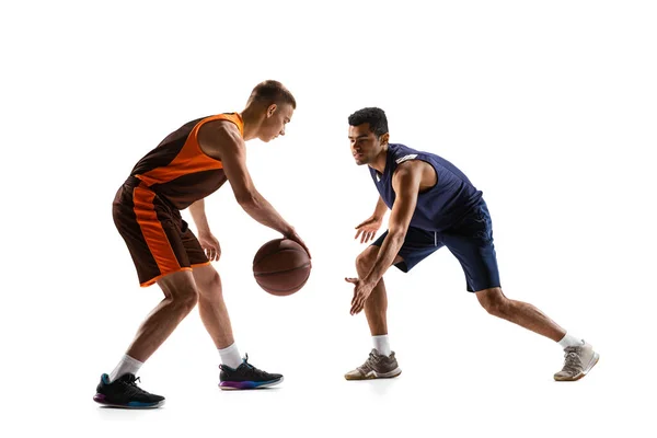 Dynamiskt Porträtt Två Män Professionell Basketspelare Utbildning Isolerad Över Vit — Stockfoto