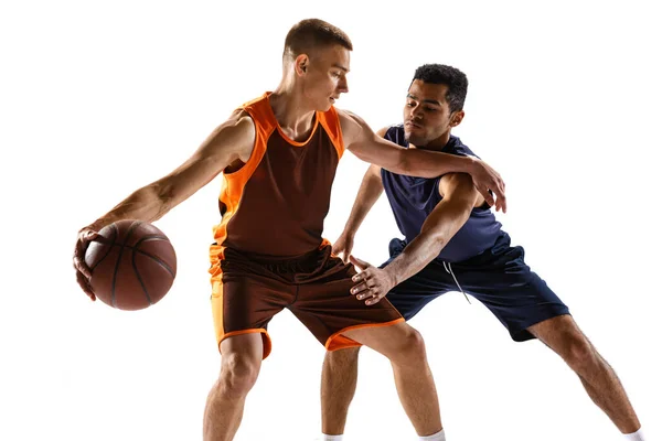 Dynamiskt Porträtt Två Män Professionell Basketspelare Utbildning Isolerad Över Vit — Stockfoto