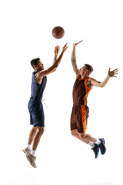 Portret Dwóch Młodych Mężczyzn Zawodowi Koszykarze Ruchu Trening Białym Tle — Zdjęcie stockowe