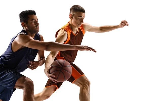 Porträtt Två Unga Män Professionella Basketspelare Rörelse Spela Dribblande Isolerad — Stockfoto