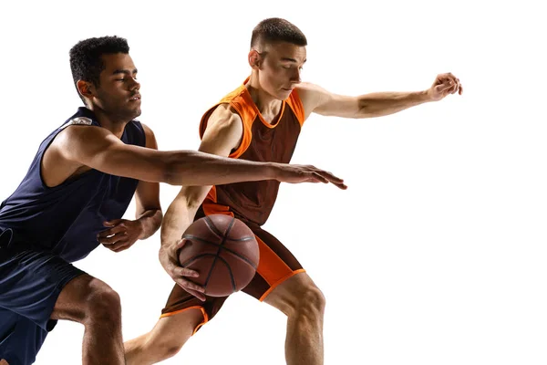 Retrato Dois Homens Jovens Jogadores Profissionais Basquete Movimento Jogando Driblando — Fotografia de Stock