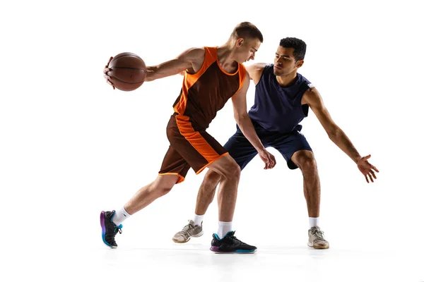 Skoncentrowany Obrońca Portret Dwóch Młodych Zawodowych Koszykarzy Ruchu Trening Odizolowany — Zdjęcie stockowe