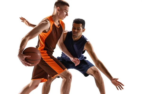 Portret Dwóch Młodych Mężczyzn Koszykarze Trenujący Mundurze Ćwiczący Grę Zespołową — Zdjęcie stockowe