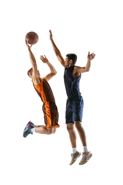 Retrato Dinâmico Dois Homens Jovens Jogadores Profissionais Basquete Salto Jogando — Fotografia de Stock