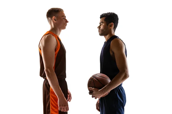 Porträtt Två Unga Män Basketspelare Tittar Varandra Poserar Isolerade Över — Stockfoto