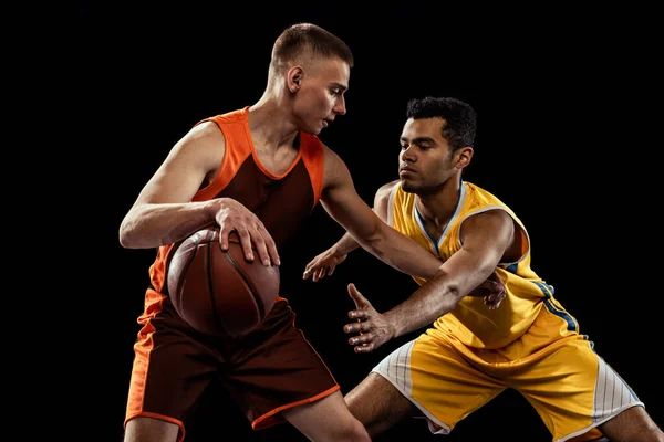 Porträt Zweier Junger Männer Basketballspieler Uniform Die Isoliert Vor Schwarzem — Stockfoto