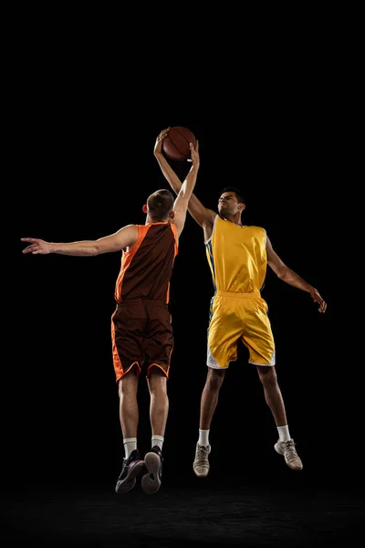 Dynamische Aufnahme Zweier Basketballprofis Bewegung Beim Sprung Beim Training Isoliert — Stockfoto