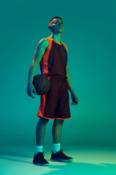 Ritratto Figura Intera Giovane Giocatore Professionista Basket Uniforme Con Palla — Foto Stock