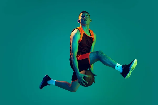 Portret Młodego Człowieka Profesjonalny Koszykarz Ruchu Trening Odizolowany Niebieskim Tle — Zdjęcie stockowe