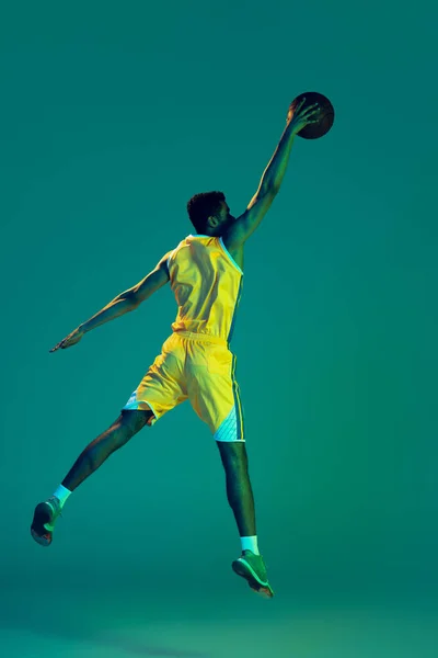 Portret Młodego Człowieka Profesjonalny Koszykarz Ruchu Trening Odizolowany Niebieskim Tle — Zdjęcie stockowe