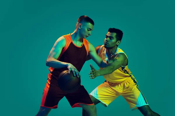 Porträt Zweier Junger Männer Basketballspieler Uniform Isoliert Vor Blauem Hintergrund — Stockfoto