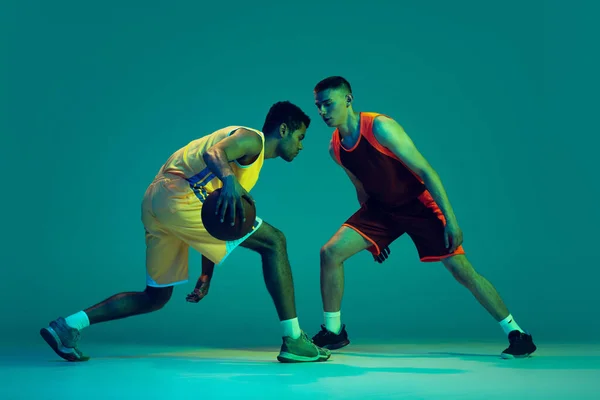 Porträtt Två Män Professionella Basketspelare Rörelse Träning Isolerad Över Blå — Stockfoto