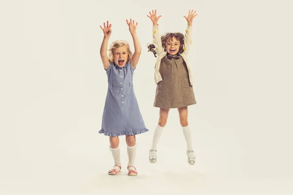 Портрет Двух Веселых Маленьких Девочек Прыгающих Детей Играющих Вместе Сером — стоковое фото