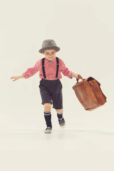 少年の肖像画 チェッカーシャツの子供はスーツケースを着てグレーのスタジオの背景に隔離されたつま先を歩く 子供時代 楽しみ ライフスタイル レトロファッションの概念 — ストック写真