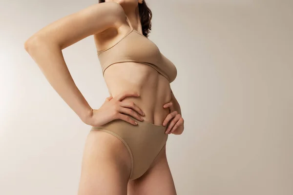 Beskuren Bild Smal Kvinnlig Kropp Beige Underkläder Isolerad Över Grå — Stockfoto