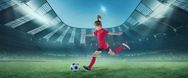 Πορτρέτο Του Μικρού Κοριτσιού Ποδοσφαιριστής Κόκκινη Στολή Κίνηση Χτύπημα Μπάλα — Φωτογραφία Αρχείου