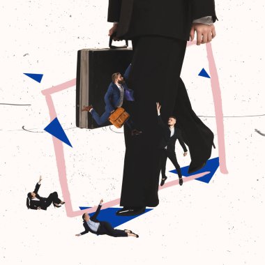 Çağdaş sanat kolajı. Elinde bavuluyla Ginat denen kadın etrafta dolaşıp ona ulaşmaya çalışıyor. Patron etkisi. Yaratıcılık, kontrol, iş gücü, bilgi, haber kavramı. İlan için alanı kopyala