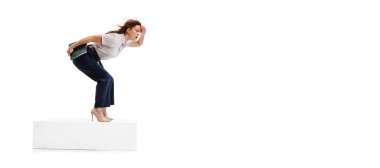 Genç bir kızın portresi, arama pozisyonunda duran motive edilmiş bir çalışan, beyaz arka planda izole edilmiş başarılı bir iş projesi arıyor. İş kavramı, başarı, büyüme, işbirliği