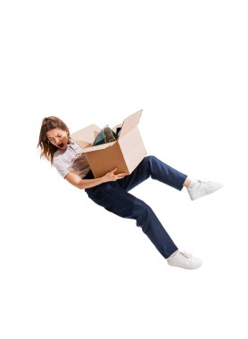 Beyaz stüdyo arka planında izole edilmiş büyük bir kutuyla yere düşen genç bir kadının portresi. Kişisel eşyalarımı topluyorum. İşten çıkarılma. İş kavramı, başarısızlık, kovulma, zorluklar, boşluk