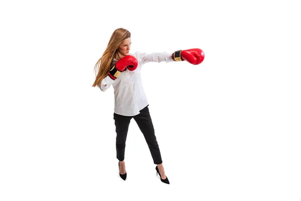 Portrét Mladé Ženy Zaměstnance Kancelářských Šatech Boxerských Rukavicích Izolovaných Bílém — Stock fotografie
