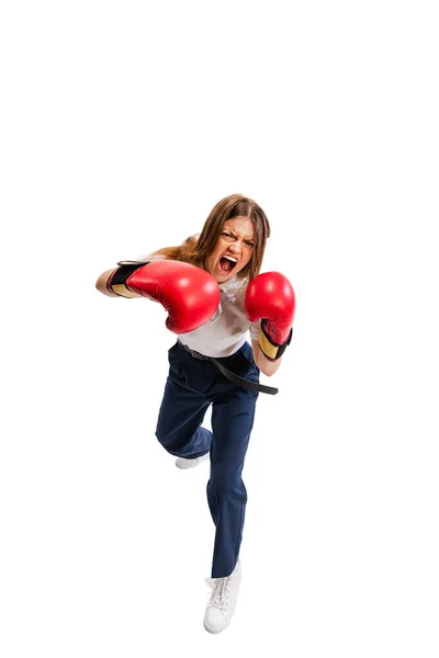 Portrét Mladé Emotivní Ženy Zaměstnankyně Kancelářských Šatech Boxerských Rukavicích Izolovaných — Stock fotografie