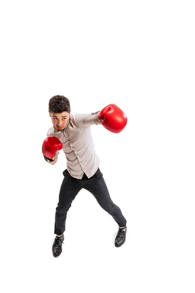 Portrét Mladého Muže Zaměstnance Oficiálních Šatech Boxerských Rukavicích Izolovaných Bílém — Stock fotografie