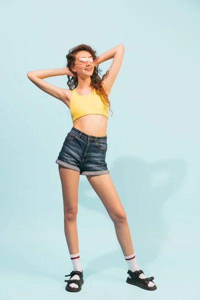 Portrait Smiling Young Girl Curly Hair Posing Casual Comfortable Summer — Stock Photo, Image