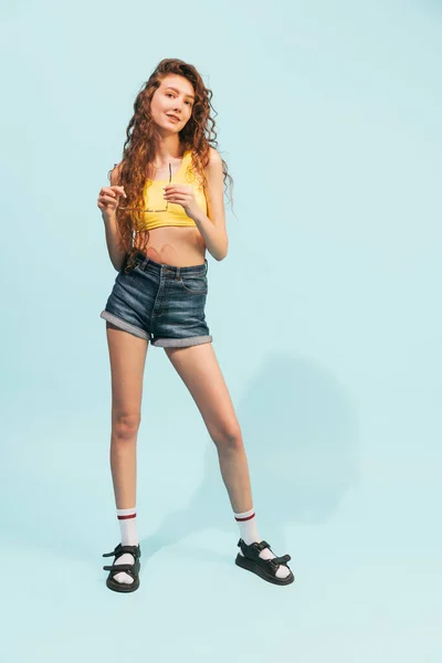 Full Length Portrait Young Wearing Summertime Outfit Shorts Top Sandals — Stock Photo, Image