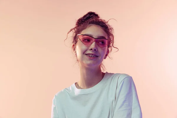 Portrait Young Beautiful Girl Stylish Sunglasses Posing Isolated Pink Studio — Stock Photo, Image