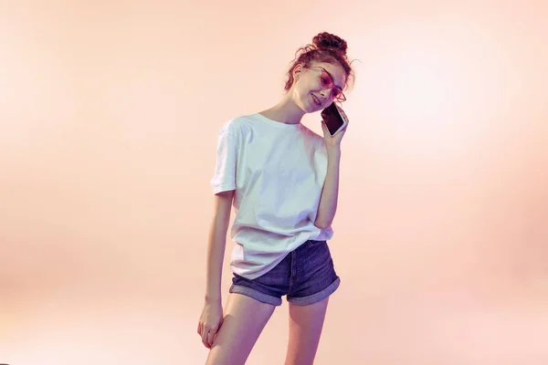 Retrato Menina Posando Roupa Casual Camiseta Jeans Falar Telefone Isolado — Fotografia de Stock