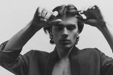 Siyah jasket giymiş yakışıklı bir adamın portresi. Siyah ve beyaz fotoğraf estetiği. Şık, modaya uygun gençlik. Gençlik kavramı, moda, yaşam tarzı, duygular. İlan için alanı kopyala