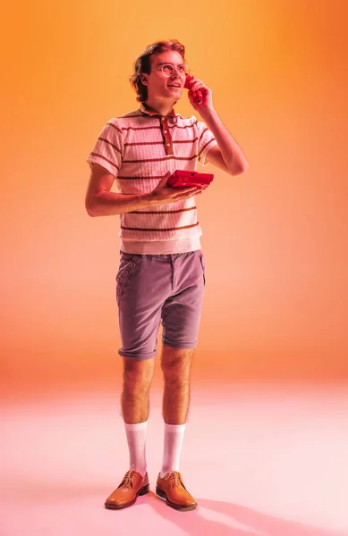 Retrato Cuerpo Entero Del Joven Con Estilo Traje Retro Posando — Foto de Stock