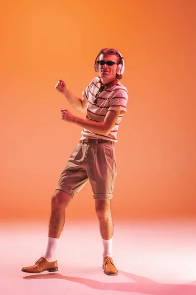 Портрет Молодого Эмоционального Человека Слушающего Музыку Наушниках Танцующего Изолированно Фоне — стоковое фото