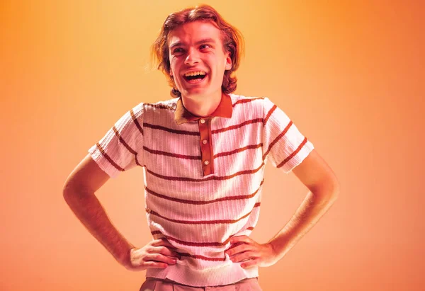 Портрет Молодого Человека Выразительно Смеющегося Позирующего Изолированно Фоне Оранжевой Студии — стоковое фото