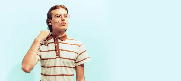 Potrait Hombre Joven Camiseta Casual Posando Aislado Sobre Fondo Estudio — Foto de Stock