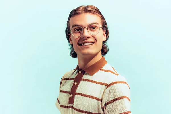 Portret Młodego Wesołego Mężczyzny Sjtylowych Okularach Uśmiechającego Się Kamery Odizolowanej — Zdjęcie stockowe