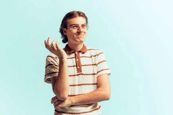Portret Młodego Emocjonalnego Mężczyzny Patrzącego Kamerę Pozującego Jasnoniebieskie Tło Studia — Zdjęcie stockowe