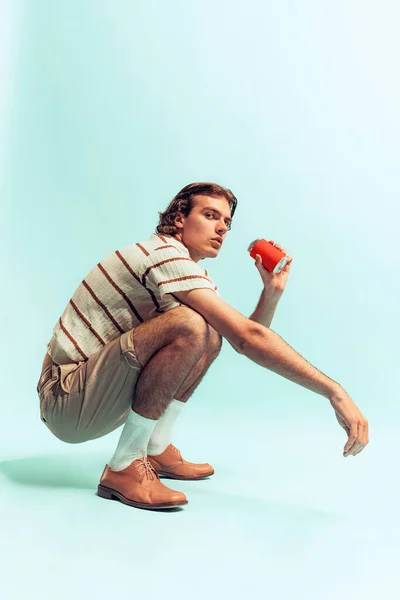Portret Młodego Mężczyzny Stroju Retro Pijącego Kokę Pozującego Jasnoniebieskim Tle — Zdjęcie stockowe