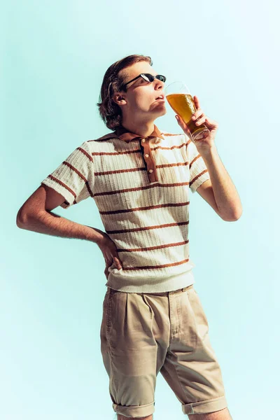 Potrait Young Man Casual Outfit Drinkig Cool Beer Posando Isolado — Fotografia de Stock