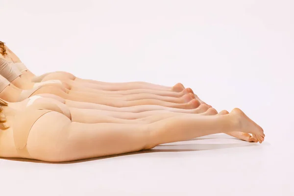 Εικόνα Των Λεπτών Θηλυκών Ποδιών Που Απομονώνονται Γκρίζο Φόντο Στούντιο — Φωτογραφία Αρχείου