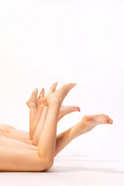 Imaginea Picioarelor Subțiri Sex Feminin Izolate Fundalul Studioului Gri Piele — Fotografie, imagine de stoc